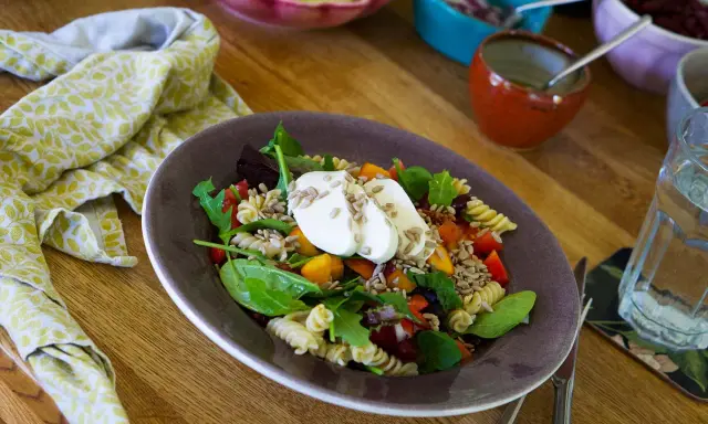En härlig pastasallad vegetarisk med färska grönsaker, mozzarella och solrosfrön. Perfekt för en lätt lunch.