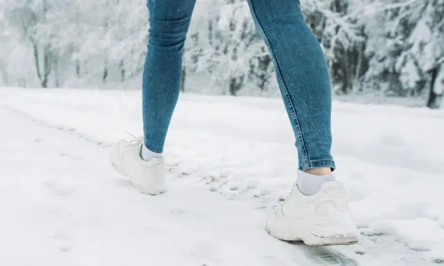 Schneebedeckte Wege erfordern sicheres Schuhwerk. Mit diesen Hausmitteln können Sie Ihre Schuhe rutschfest machen und sicher durch den Winter spazieren.