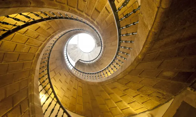 Kamienne schody spiralne, jak koincydencja przykład, wiodą ku światłu.