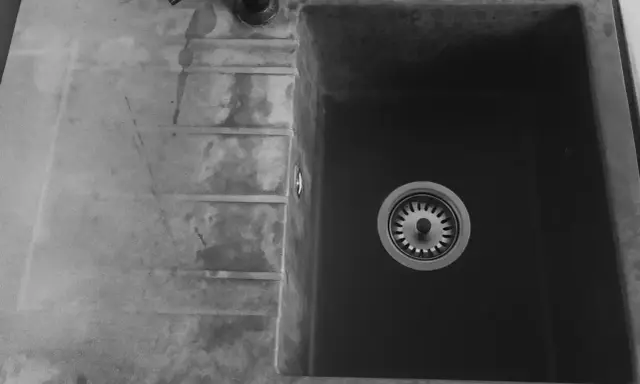 Zlew granitowy z ociekaczem i baterią. Dowiedz się, jak dbać o zlew granitowy, by służył latami.