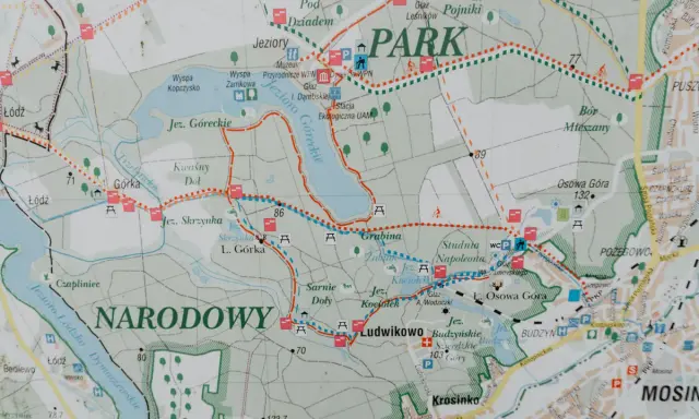 Mapa szlaków turystycznych w Wielkopolskim Parku Narodowym. Widoczne jeziora, lasy, punkty widokowe i miejsca postoju.