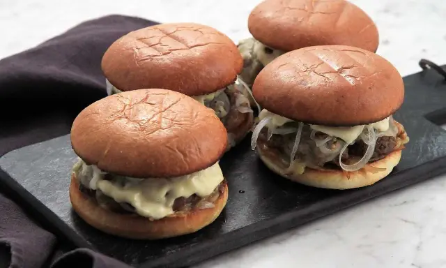 Fyra små burgare med fluffiga bröd och en generös mängd krämig big mac sås.
