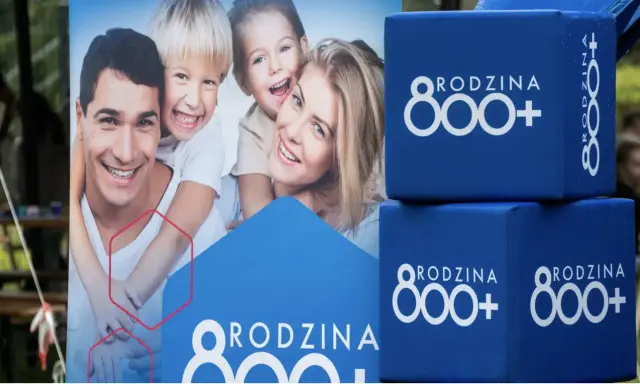 Szczęśliwa rodzina na tle hasła "Rodzina 800+". Wniosek ZUS o świadczenie 800+ to szansa na wsparcie dla wielu rodzin.