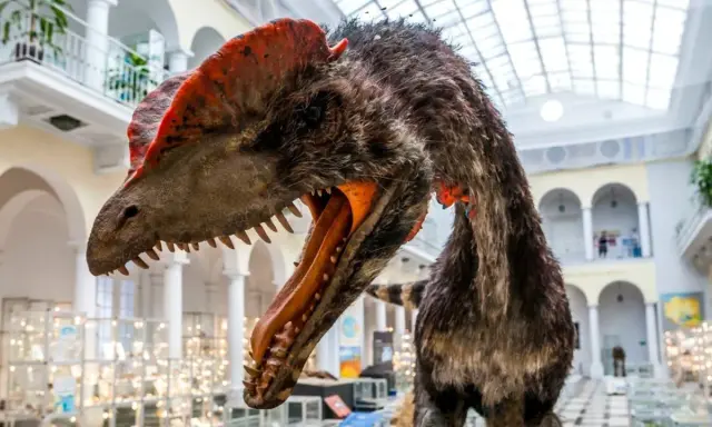 Model dinozaura w muzeum, gdzie można znaleźć darmowe muzea Warszawa. Wspaniała ekspozycja dla całej rodziny.