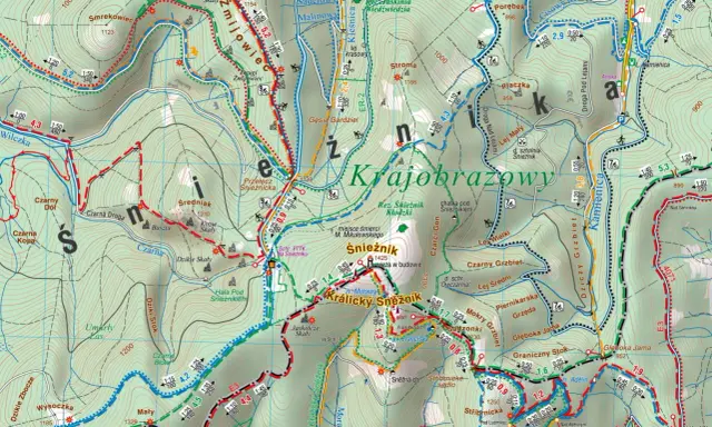 Krajobrazowy masyw Śnieżnika z zaznaczonymi szlakami, punktami widokowymi i schroniskami.