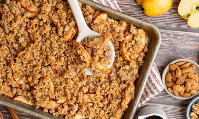 Un délicieux crumble pomme amande tout juste sorti du four, prêt à être dégusté.