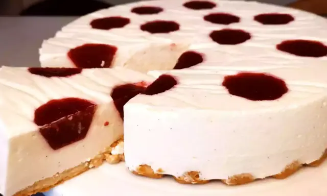 Un délicieux bavarois framboise, sa mousse aérienne et ses éclats de fruits rouges sur une fine croûte biscuitée.