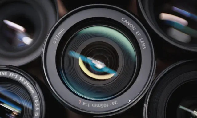 Zbliżenie na różne rodzaje obiektywów fotograficznych, w tym Canon EF LENS 24-105mm i EF-S 55-250mm.