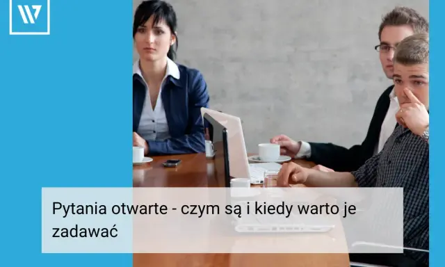 Ludzie przy stole dyskutują, a na ekranie laptopa widać tekst "Pytania otwarte - czym są i kiedy warto je zadawać".
