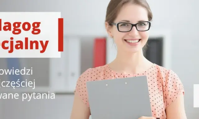 Uśmiechnięta pedagog specjalny w okularach z teczką, odpowiada na pytania. Praca w edukacji.
