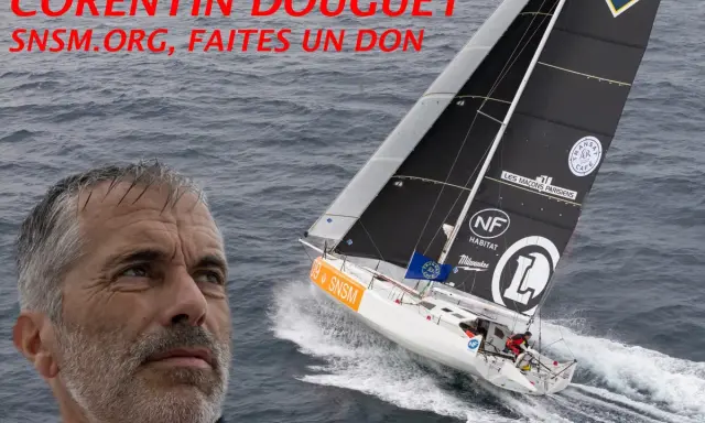 Le visage de Corentin Douguet, skipper, à côté de son voilier blanc et noir naviguant sur une mer agitée. SNSM.ORG, faites un don.