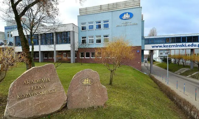 Akademia Leona Koźmińskiego - kampus i kamienie z nazwą uczelni. Czesne na studiach w tej prestiżowej placówce to inwestycja w przyszłość.