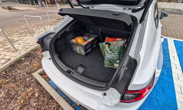Einkäufe im Polestar 2 Kofferraum. Das Kofferraumvolumen bietet Platz für eine Einkaufskiste und eine wiederverwendbare Tasche.