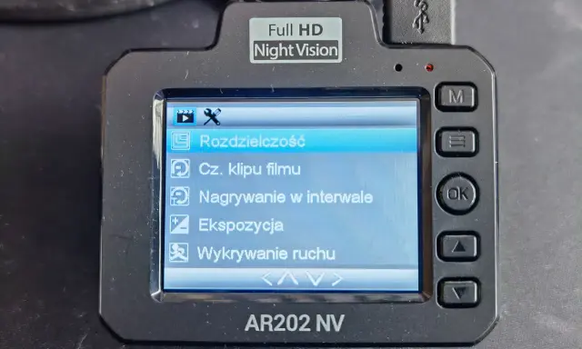 Menu rejestratora AR202 NV. Widoczna opcja "Nagrywanie w interwale", idealna do długich podróży.