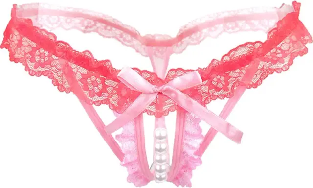 Braguita de encaje rosa con lazo y perlas, inspirada en un patrón de crochet.