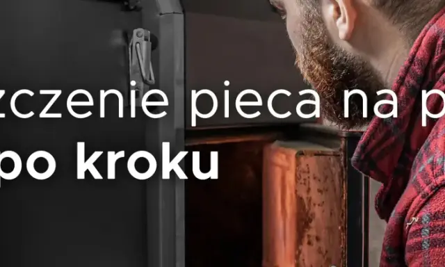 Mężczyzna w kratę pochyla się nad otwartym piecem na pellet, by dowiedzieć się, jak czyścić piec na pellet krok po kroku.