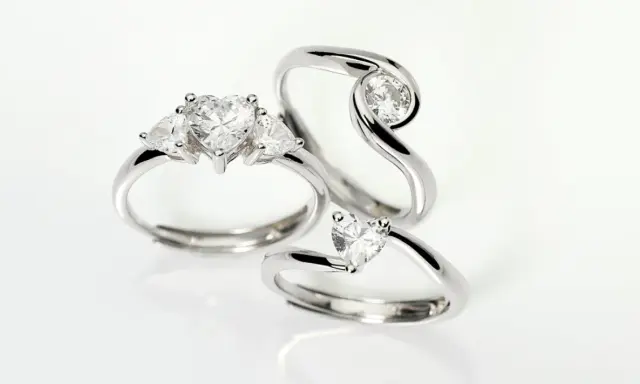 Tre anelli con diamanti scintillanti, perfetti per ogni occasione, specialmente quando si regala il solitario.