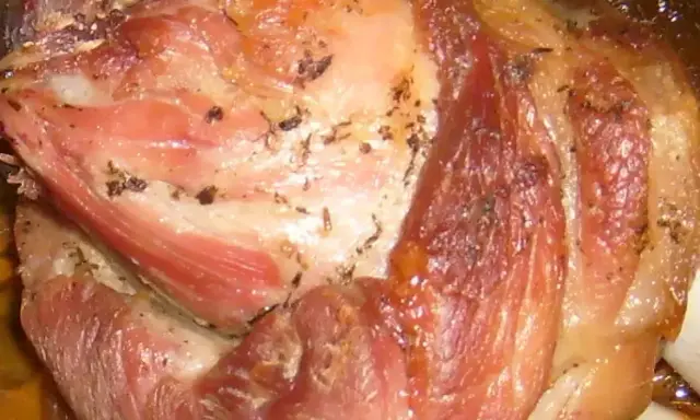 Soczysta, najlepsza golonka gotowana i pieczona, z chrupiącą skórką i aromatycznymi przyprawami.