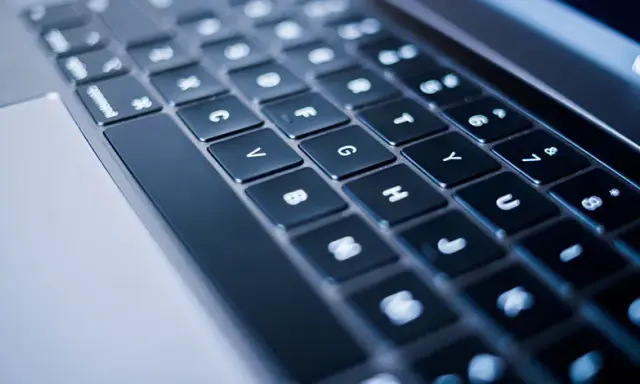 Jak wyczyścić ekran MacBooka? Bezpieczny poradnik krok po kroku