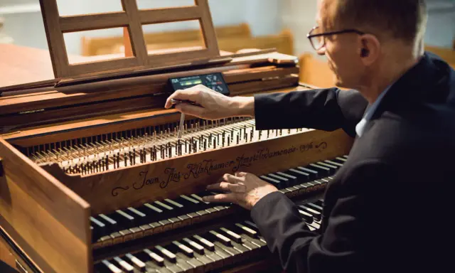 Kto stroi fortepian? Wybierz profesjonalistę i chroń swój instrument