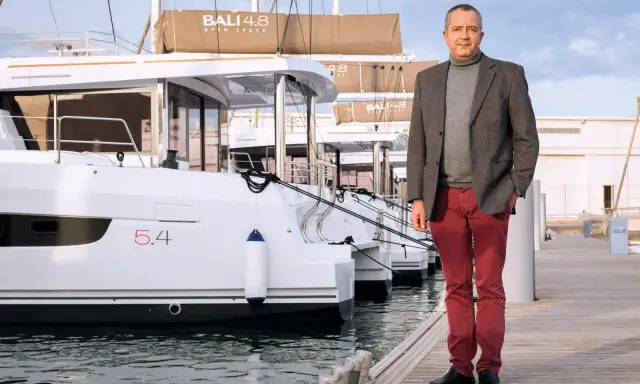 Olivier Poncin, PDG de Catana Group, pose devant des catamarans Bali 4.8.
