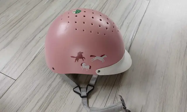 Kask jeździecki dla dziewczynki: Bezpieczeństwo i styl jak wybrać?