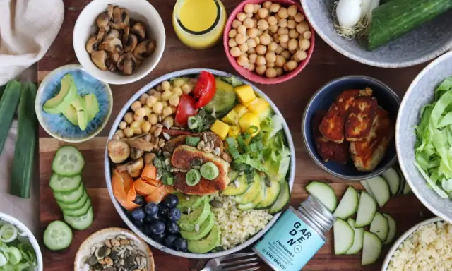 Bunter Salat mit Mango, Kichererbsen, Avocado, gegrilltem Halloumi und einem cremigen Dressing.