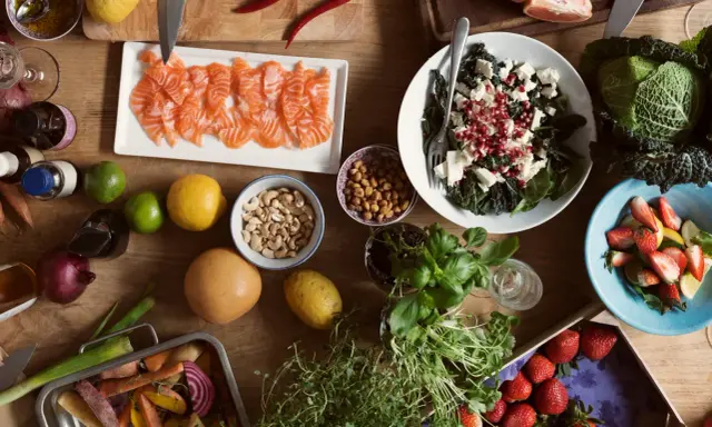 Składniki na zdrową dietę nordycką: łosoś, warzywa korzeniowe, owoce, zioła, orzechy i nasiona.