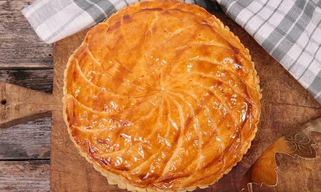 Une galette des rois speculoos dorée et appétissante, prête à être dégustée.