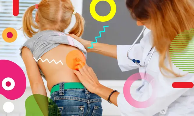 Medico esamina la schiena di una bambina, evidenziando possibili scoliosi sintomi.