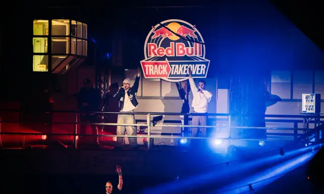 Na scenie Red Bull Track Takeover raperzy, w tym young igi, bawią publiczność.