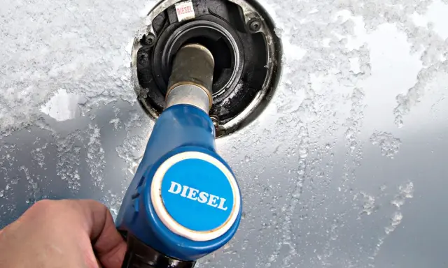 Zimowe objawy złej jakości paliwa diesel: zamarznięty wlew paliwa i niepewność tankowania.