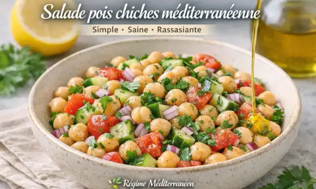 Salade méditerranéenne colorée avec pois chiches, tomates, concombre et oignon rouge, arrosée d'huile d'olive.
