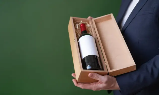 Eleganckie wino na 18 urodziny w drewnianej skrzynce, gotowe na wyjątkowy prezent.