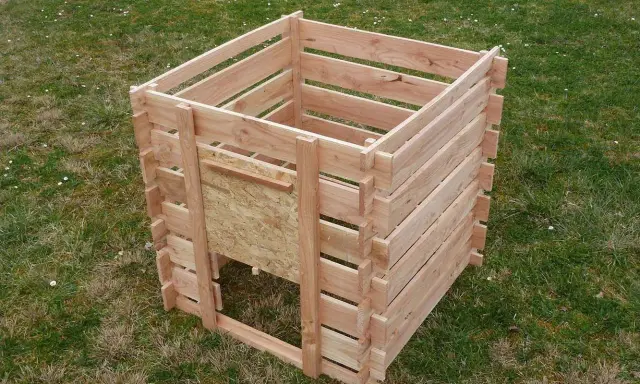 Un composteur maison en bois, prêt à accueillir vos déchets verts pour un jardin plus écologique.