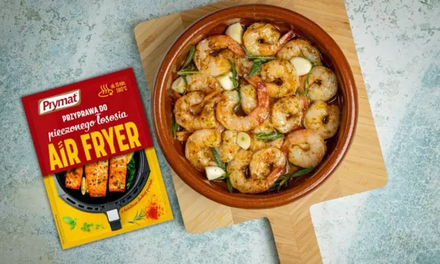 Aromatyczne krewetki z airfryer, gotowe w kilkanaście minut. Obok opakowanie przyprawy Prymat do pieczonego łososia.