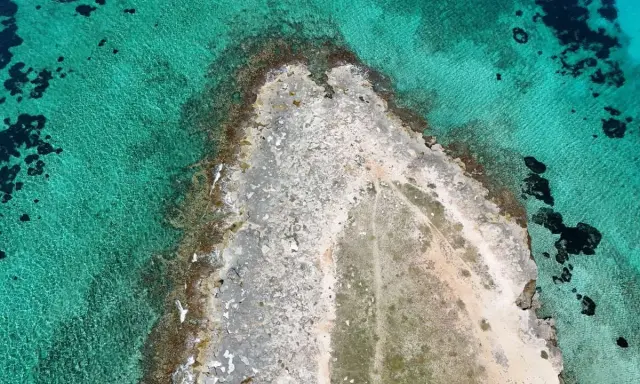 Scogliere rocciose e acque cristalline vicino a Gallipoli città.
