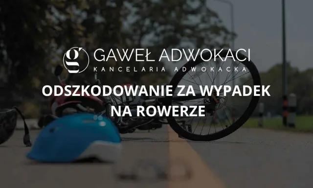 Uszkodzony rower i kask leżą na drodze po wypadku na rowerze. Kancelaria prawna oferuje odszkodowanie.