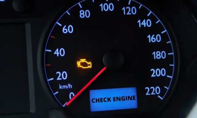 Kontrolka "Check Engine" świeci się na desce rozdzielczej. Dowiedz się, jak skasować błąd check engine bez komputera.