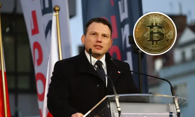 Sławomir Mentzen przemawia, a obok niego widnieje złoty symbol bitcoina, sugerując jego zainteresowanie kryptowalutami.