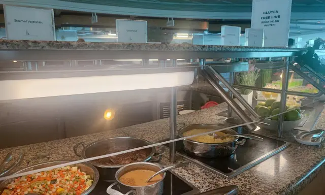 Buffet con verdure miste, bistecca alla griglia e purè di patate. Un'ottima opzione per il tuo pacchetto bevande Royal Caribbean.