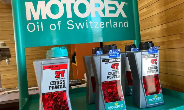 Des bouteilles d'huile moteur Motorex, idéales pour choisir l'huile adaptée à votre véhicule.