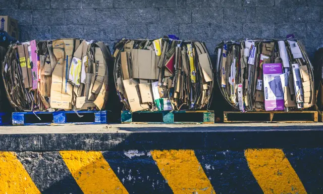 Trzy wielkie bele makulatury, gotowe do przetworzenia. To surowiec dla polskiej produkcji papieru, symbol recyklingu i gospodarki obiegu zamkniętego.