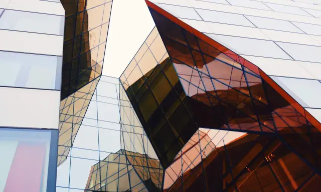Kista Science Tower speglar himlen i sina geometriska glasfasader, en modern arkitektonisk juvel.