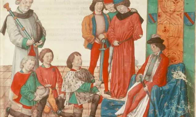 Ein Mann im roten Mantel sitzt, umgeben von knienden und stehenden Personen. Dies illustriert, was ein Lehen ist: eine Beziehung von Abhängigkeit und Treue.
