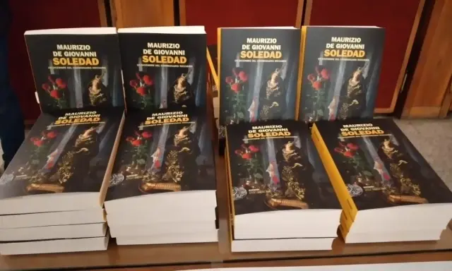 Pile di libri "Soledad" di Maurizio De Giovanni, con la trama che promette un dicembre intenso per il Commissario Ricciardi.