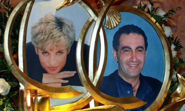 Cornice dorata con ritratti di Lady Diana e Dodi Al-Fayed, un omaggio commovente che ricorda l'anello Lady Diana originale.