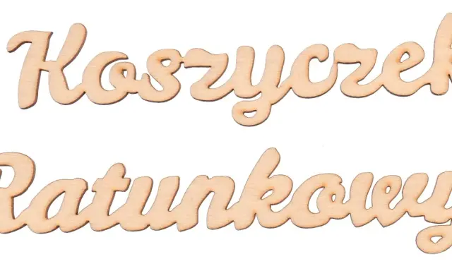 Drewniane napisy "Koszyczek Ratunkowy" w stylu kaligraficznym.