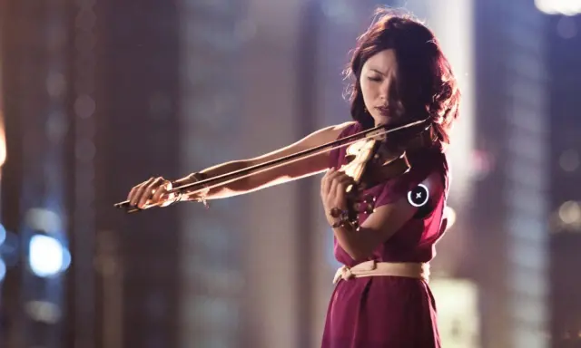 Une jeune femme joue du violon, un instrument réputé pour être le plus difficile à maîtriser.