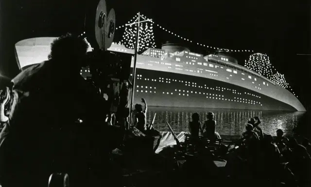 Sul set di Amarcord, una nave illuminata di notte, con cinepresa in primo piano.